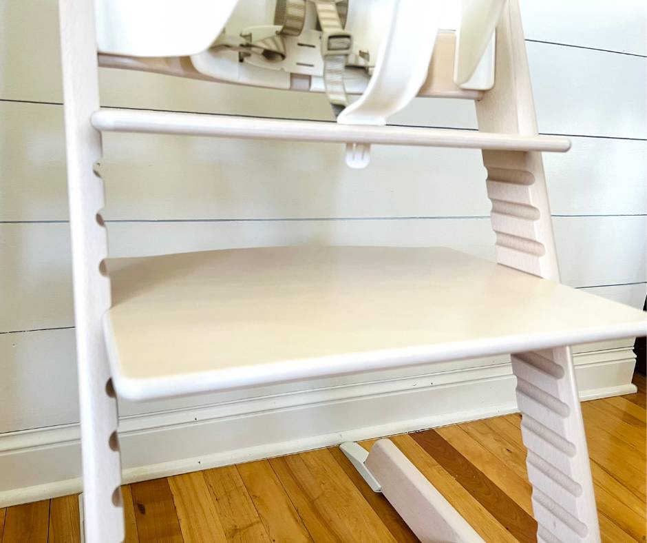 Adjustable foot plate for high chair